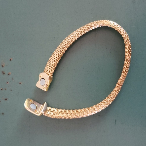 Vintage Beautiful Woven Gold Monet Magnetic clasp bracelet 8 in long - Picture 3 of 5